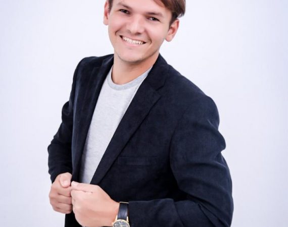 Jamisson Santos de Melo é atualmente referência em mechas no cenário brasileiro ministrando workshops Brasil afora