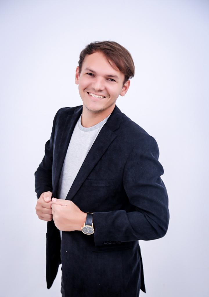 Jamisson Santos de Melo é atualmente referência em mechas no cenário brasileiro ministrando workshops Brasil afora