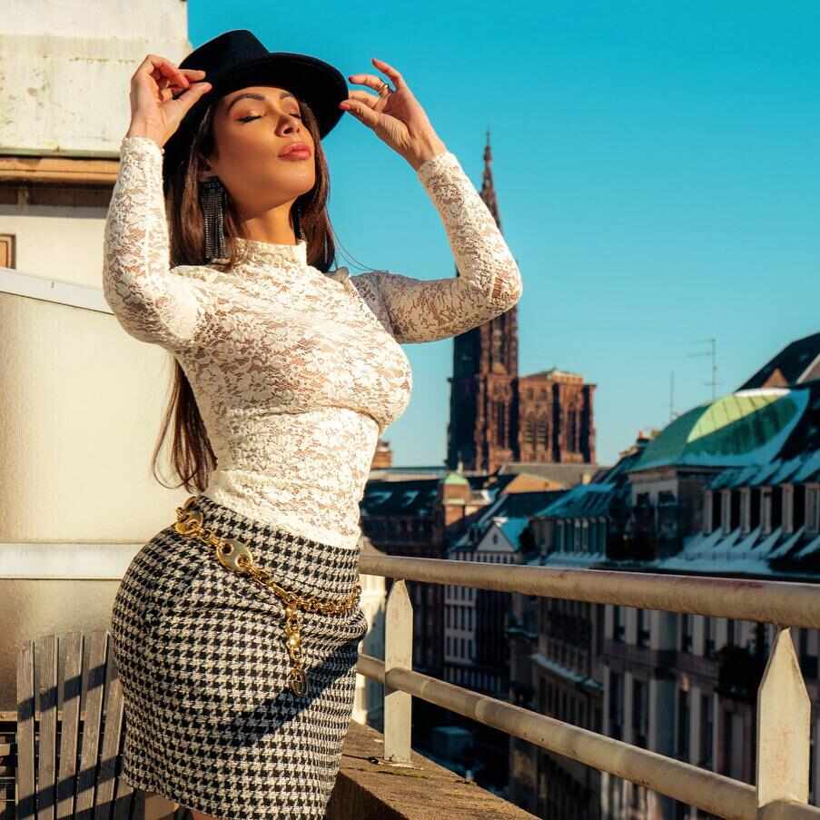 Patricia Nikita surge glamourosa